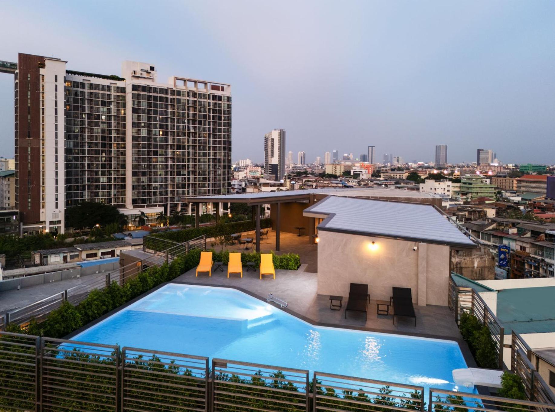 Lumen Bangkok Udomsuk Station Hotel Exterior photo